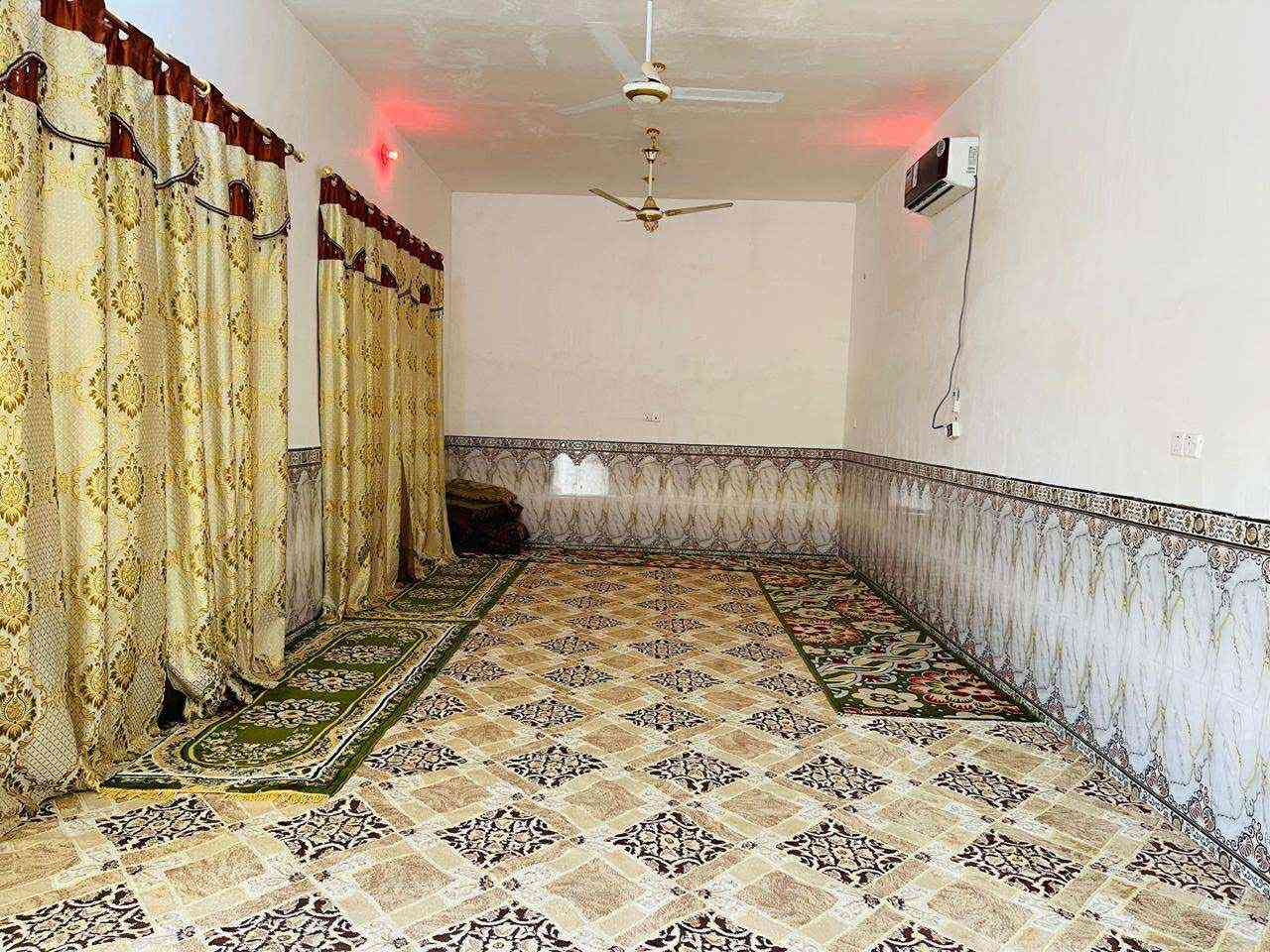 السلام عليكم
بيت زراعي للبيع المساحه 300 متر يتوفر كافه الخدمات {ماء +كهرباء +شارع+ مدرسه}
#-يتكون 
براني ١٠ متر 
مطبخ خارجي
غرف عدد 4
صاله كبيره
حمامات داخليه وخارجيه
كراج كبير
حديقه 
كما موضح ب الصور
المكان  البوريشه المنيش طريق الزوار يبعد عن الولايه 4 كيلو
- [ ] *********** رقمي وباقي التفاصيل خاص مفتوح
