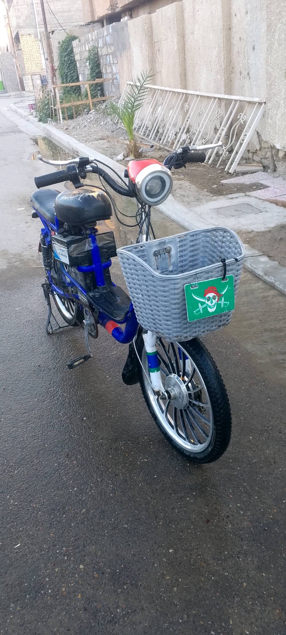 السلام عليكم دراجه حمرة للبيع كاملة مكملة بس كفراتها تعبانه السعر 600 والزكه كلشي مابيها ب 235 وبيهن مجال  العنوان بغداد شرطه الخامسة سويب 