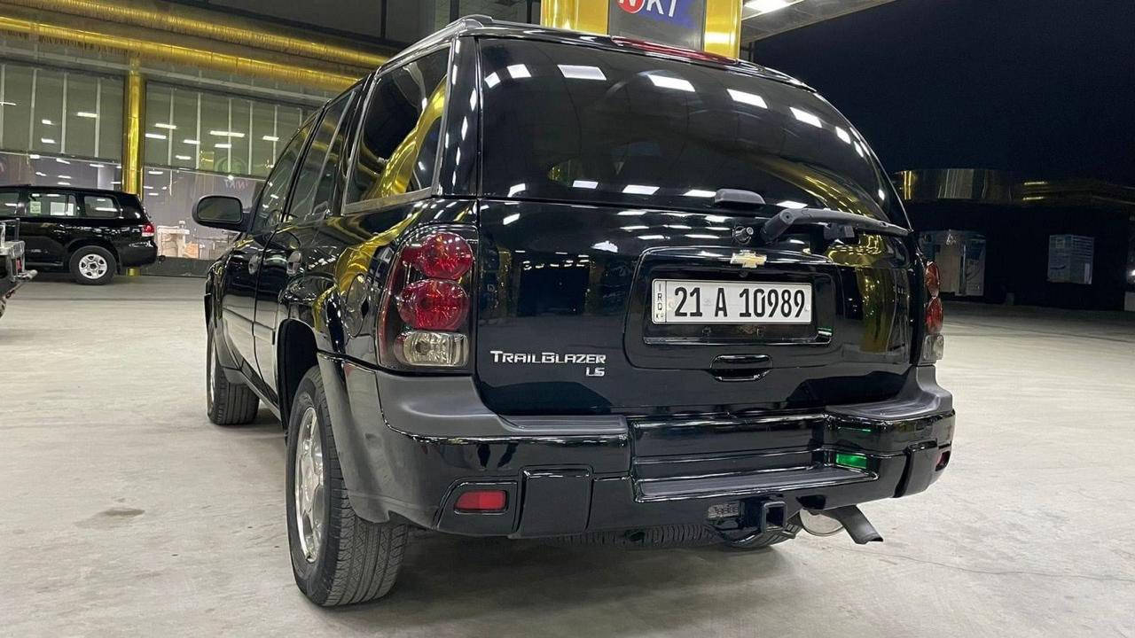 السلام عليكم
بلايزر ٢٠٠٧ مواصفات LS 

مكفوله من الصبغ والضربه 

فتحه سقف 

شاشه اعطال 

تبريد قطعتين 

منضومه تبريد جديده 

باتري جديد

تخم تاير جديد 

سياره جاهزه 

سياره نضيفه 

رقم سليمانيه  الجديد تحويل مباشر 

السياره موجوده بغداد 

السعر ١١٠ 

***********
