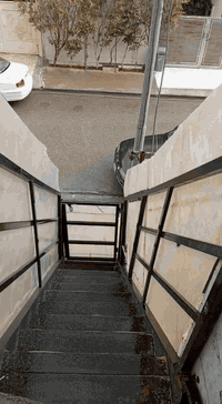 طابق ثاني قرب مدرسة السعادة للايجار ***********
