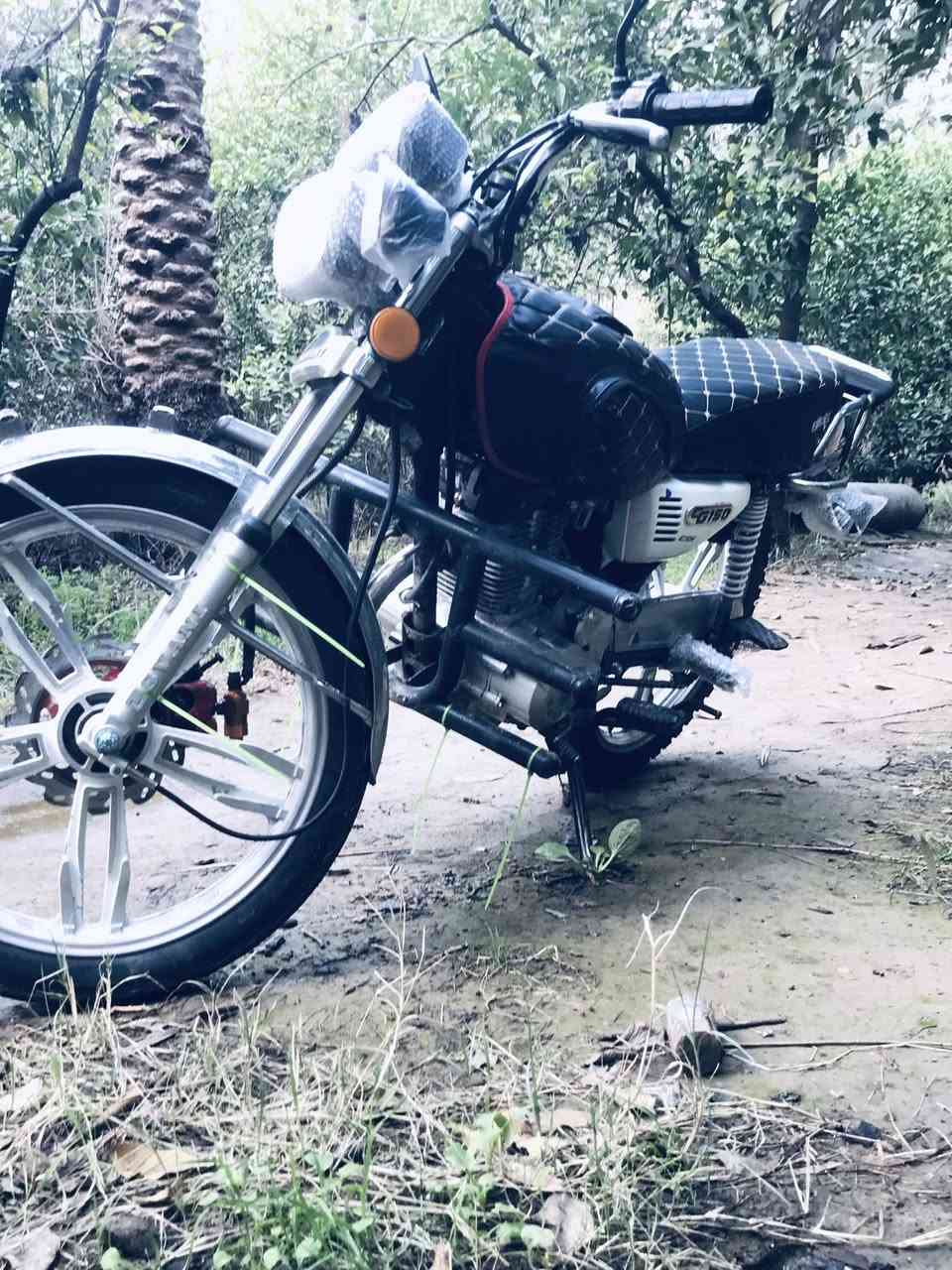 سلام عليكم   دراجه سيفان للبيع موديل 21 اوراق كامله دراجه كلها شغاله مابيها اي نقص شلعه ومعدل فول 
زوج تاير مصار شهر من شديتهن    مكان ديالى ابو صيده 
السعر ..575وبيها مجال  رقم…***********
