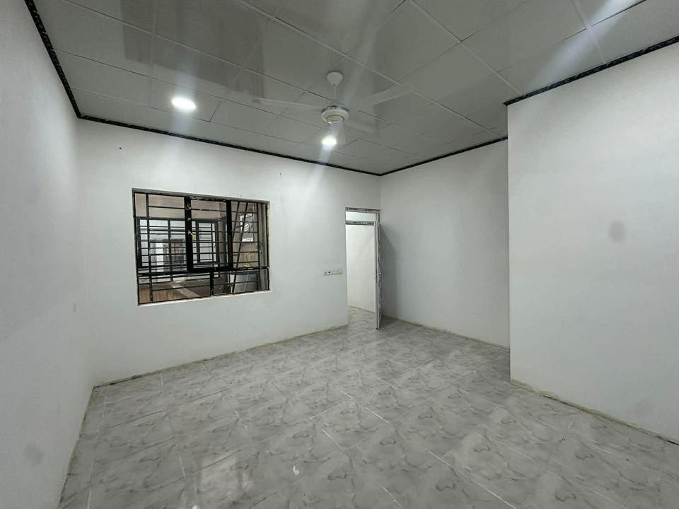 سلام عليكم
شقه للايجار سومر تقاطع الاول قرب مدرسه سومر والاقصى ولبنان 
 السعر ٢٠٠ 
(تصلح لعائله صغيره )
غرفه نوم ٥*٥
غرفه استقبال او اطفال غرفه صغيره
هول ٥*٣
مطبخ كبير   
صحيات
بلكونه
منور
بناء حديث 
رقم الاستفسار ***********
