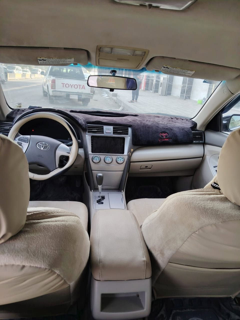 السلام عليكم 
كامري 2009  
بيع مستعجل ❗️❗️ 
حادث بابين وشويه من الدوسه بدون معجون مبدل بابين ومصبوغات وصبغ جاملغات الامامي ولخلفي صفحه الركب جماليه سياره ع وضح الشركه 
ماشيه 82km حقيقي 
سياره مخزنه 🛑🛑 
شرط ليبلات الوكاله بيها  
حاطلها شاشه 
ودوشمه جديده 
تحويل ثاني يوم 
رقمي :
