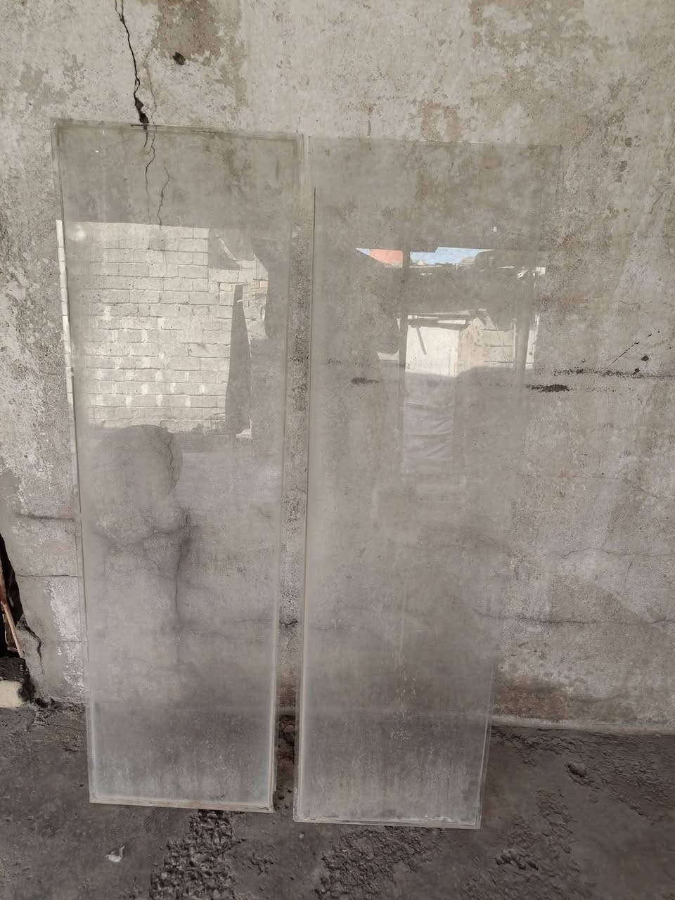 #مكلفة بالنشر
باب كامل مع الجام نظيف جدآ طول 2.80 متر
العرض 1متر السعر ب200 وبي مجال 
عمود كهرباء طول 5.50 متر السعر 50 وبي مجال
زجاج 14 قطعه طول 1.30متر وعرض 40 سم كلهن ب40
مكانهن انوار الصدر الشراي يتصل ‏‪***********
