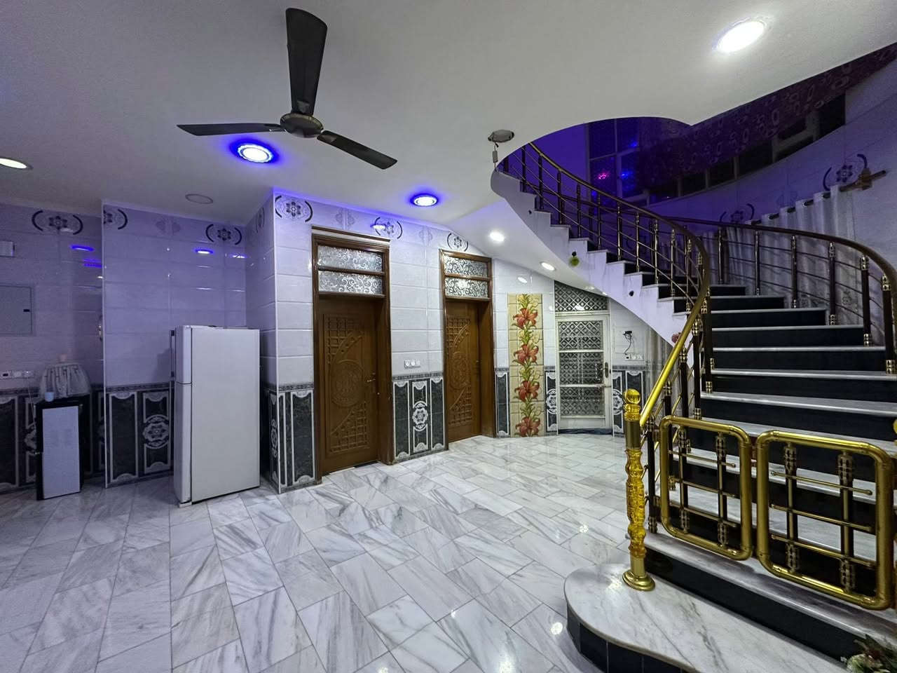 سلام عليكم يوجد دار للبيع حي الاساتذة الاولى موقع مميز جدا المساحة ٣٠٠ مترطابوصرف
المحتويات الدار طابقين الطابق الاول ٢غرف نوم صالة هول مطبخ صحيات الارضية الارضية الارضية مرمر كراج سيارة وحديقة الطابق الثاني ٣غرف نوم هول صالة مجمع صحيات بناء حديث درجة اولى 

السعر خاص او رقم الهاتف 

الاستفسار عل الرقم ***********

مكتب عقارات الزيتون 

العنوان المكتب الزيتون شارع60 مدخل حي الحسين الكرامة الشارع مقابل مدينة حمورابي السياحية مقابل ستوديو مصور دبي مقابل صيدلية نارنج
