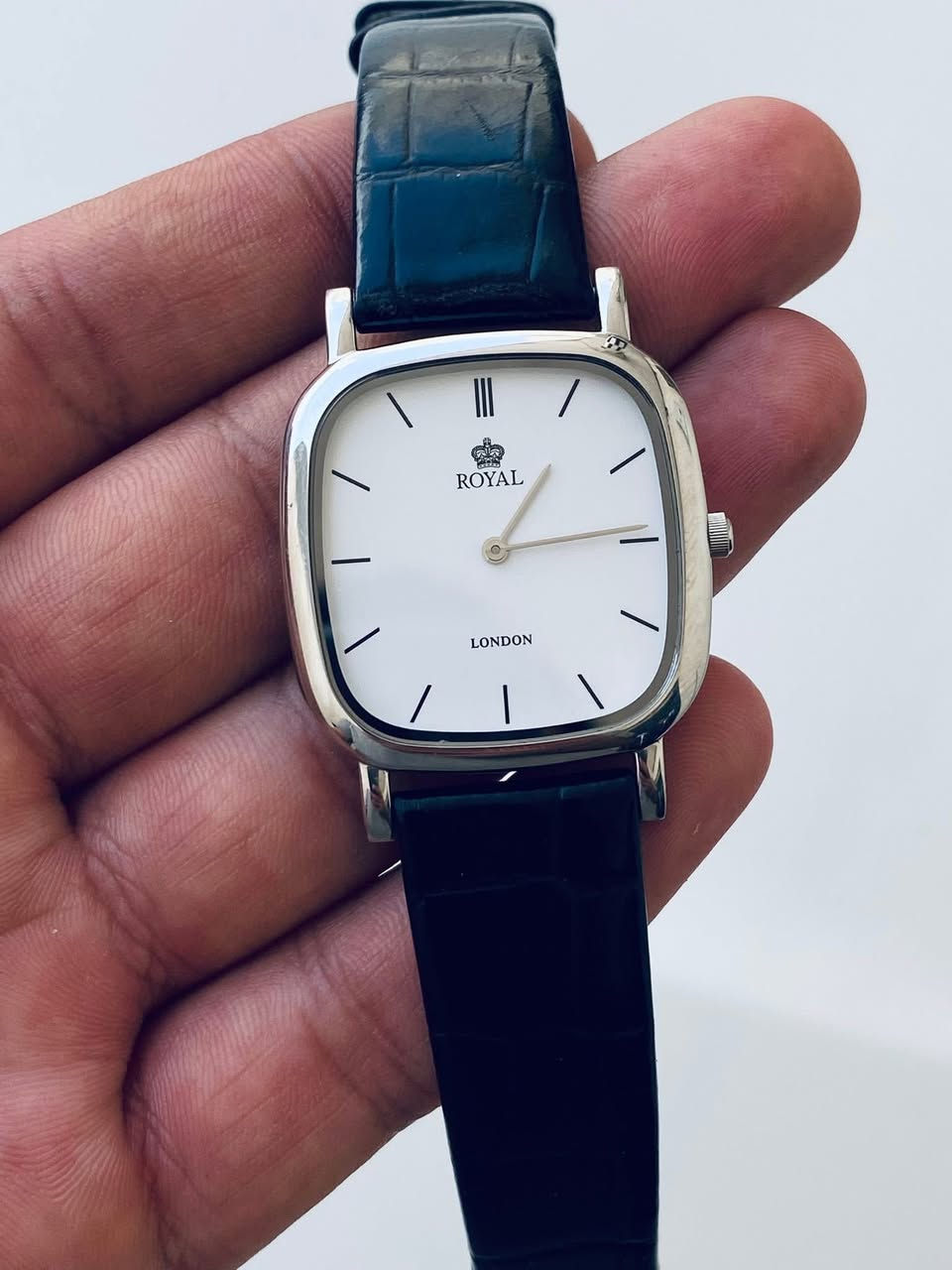 ساعة رويال لندن 40013-04
Royal London البريطانية

كلاسك سلم ساعه نظافه زيروو 

سير اصلي بك اصلي دكمه اصليه

أبعاد ساعه33/35/معه أذان44

كواتز ستانلس ستيل نظام ميلين

سعر55 الف يتوفر توصيل


**إذا كنت صاحب هذا الإعلان وتريد حذفه لأي سبب، رجاءا أرسل رسالة إلى الدعم الفني**