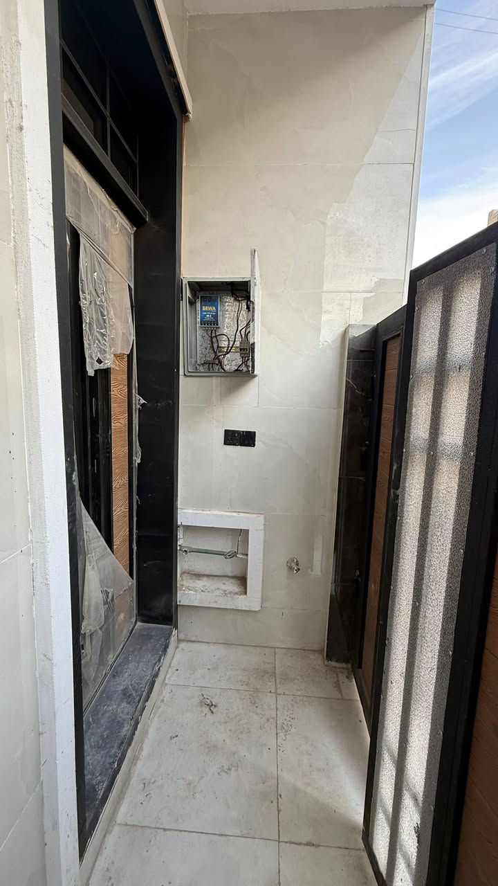 🌟دار  50متر للبيع  بناء حديث 

🌟الدار طابقين ونصف يحتوي على ثلاث غرف نوم 

وحمام 2 واحد بالطابق الارضي والثاني في الطابق الثاني

🌟نوع الملك طابو زراعي ملك صرف سند25

🌟حي البساتين شارع الشيخ منهل

للأستفسار:

  ابراهيم الكناني. ***********

حيدر الزيرجاوي. ***********
