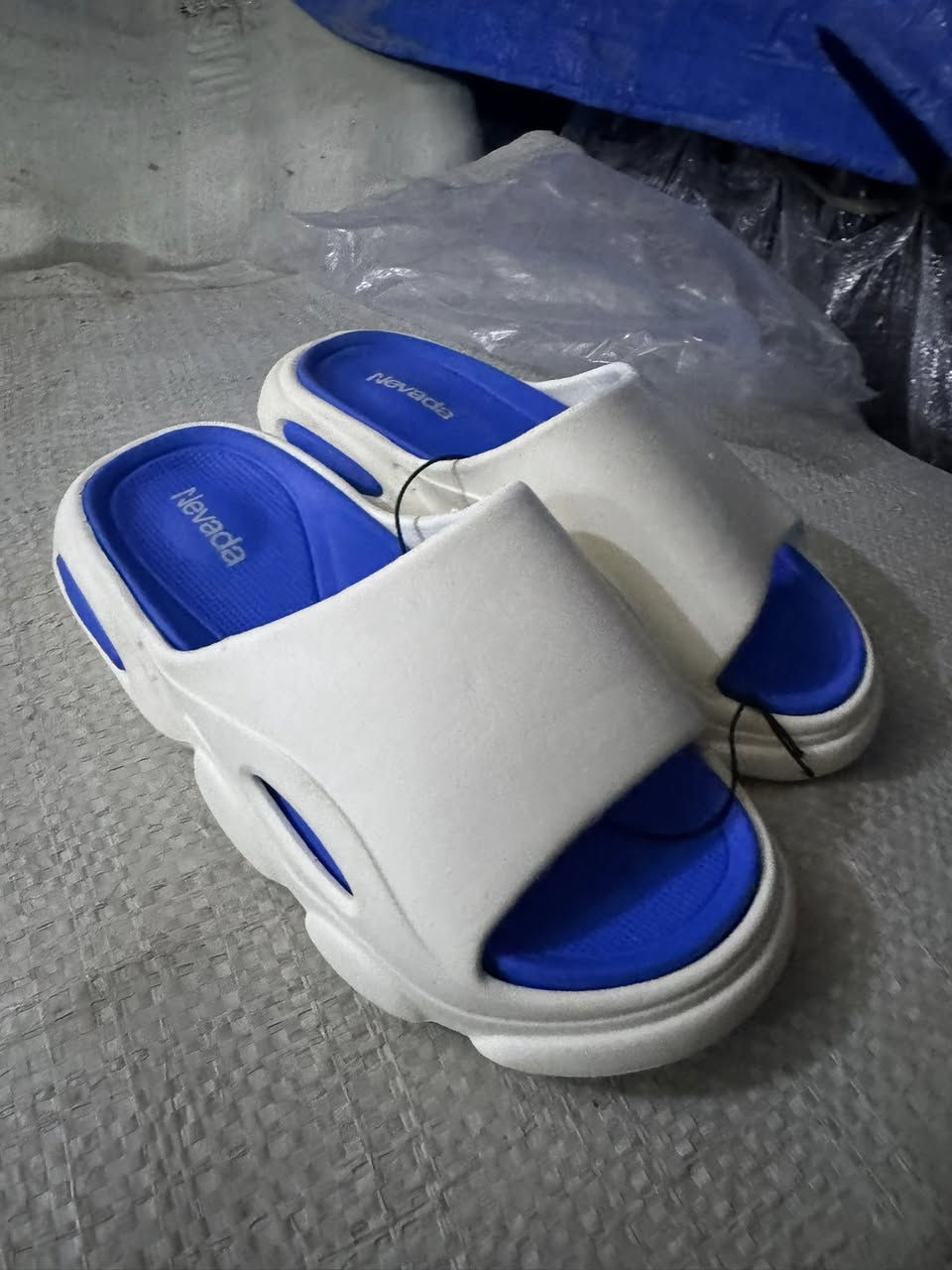 تشكيلة سليبرات عندي اقل الحاوية البيع جملة فقط والي يريدهن كلهن الة سعر خاص اقل طلب شليف بي ١٢٠ قطعة اطفال ولادي ورجاي ونسائي وبناتي يجي الشليق مشكل مو موحد  تفليش الاسعار جملة فقط ***********
