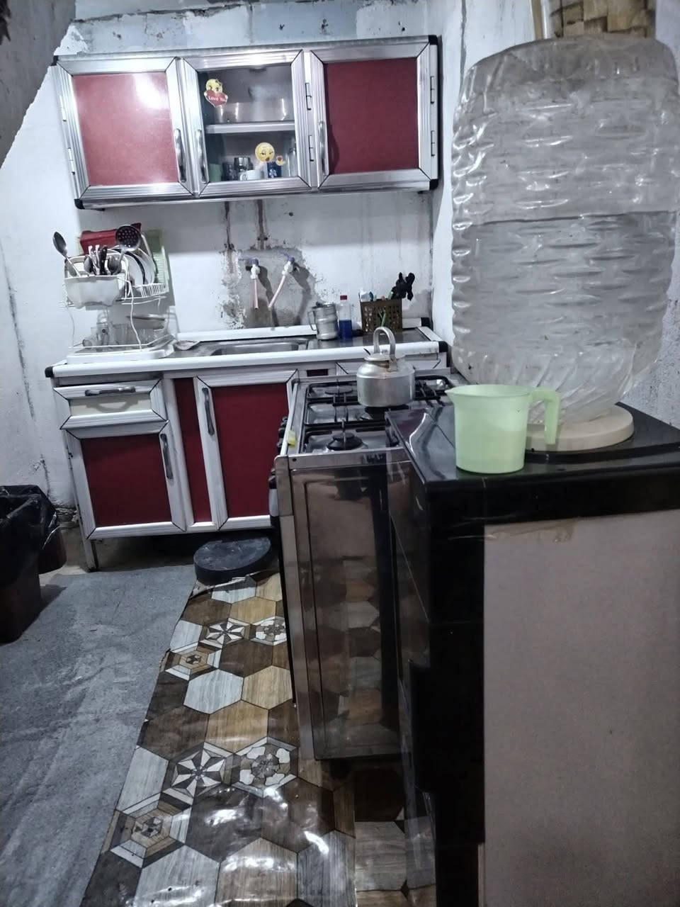 فرصة استثمارية
دار للبيع طابو ملك صرف بأسمي مساحه ٥٥ متر واقع حال ٦٥ متر
قياس البيت 5×13 الواجه ٥متر النزال ١٣ متر
يتكون البيت من قاط ونص
1_كراج ٣متر
2-استقبال +مدخلين مدخل ع صاله ومدخل ع استقبال
3-مطبخ ودراج بدون محجر
4-غرفتين نوم وحده جوه وحدة فوك +صحن مال بيتونه 2*2
5-سطح امام وسطح فوك القاط الأول
البيت شتايكر وماستك كامل 
6-البيت بيه مواجر يدفع ٢٠٠ الف بالشهر
بغداد الحسينية الراشدية قرب محطة الغاز قريب من أرض الأحلام شارع المواكب للاستفسار الاتصال على الرقم *********** او مراسلة الصفحة
