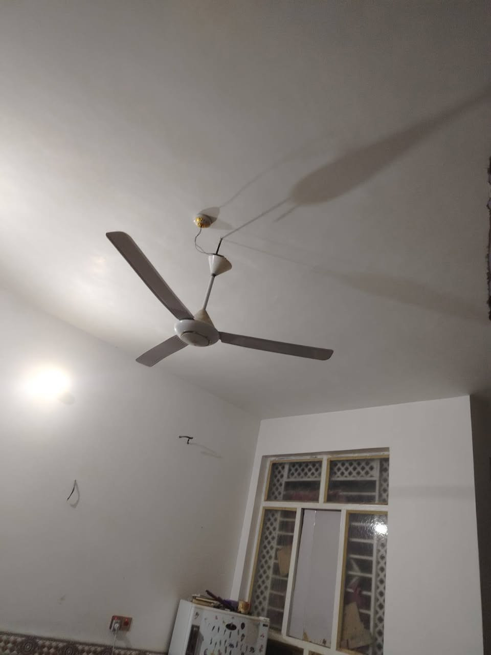 دار للبيع مساحه 150م الاساس صب البناء طابوك والسقف صب غرفتين وصاله وستقبال ومطبخ وصحيات الدار جاهز فول شارع المطار القديم قرب شارع علكم السعر 65وبي مجال للشراي الاستفسار على الرقم ***********
