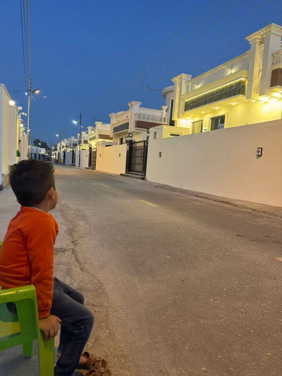 #سعر_مناسب_جدآ

#ضمن_مجمع_الخيّام_السكني

🏠 دار للبيع في الرمادي – طابق ونصف  💥💯

 المكان شارع 40 قرب اثاث القند💥💯

المساحة الكلية200م²💥💯

📜 جنس العقار: طابو زراعي تحويل مباشر.💥💯

🏗️ نوع البناء: طابوق وسمنت 💥💯

💧 الخدمات: ماء وكهرباء وطنية ومولّد وجميع الخدمات متوفرة💥⚡

يتكون الدار من:💥⚡

غرف نوم عدد (3)💥⚡

صالة واسعة💥⚡

استقبال💥⚡

مطبخ 💥

نظام غاز خارجي 💥

الدار ذو مواصفات عليه جدآ💥

مجموعة صحيات داخلية وخارجية💥

كراج 💥

شارع 7 متر 🛣️💥

ـــــــــــــــــــــــــــــــــــــــــــــــــــــــ

#ملاحظه_الدار_بالكامل_مجهز_سبالت

____________________________

📍 للمزيد من التفاصيل يمكنكم زيارة مكتبنا:💥

#عقارات_الخيّام_شارع_40⚡

📞 أرقام التواصل (واتساب متاح):💥⚡

***********☎️

*********** ☎️

⏰ متواجدون في المكتب على مدار أيام الأسبوع.💥

نرحب بكم دائماً لزيارتنا والاستفسار عن أي عقار يناسبكم💥
