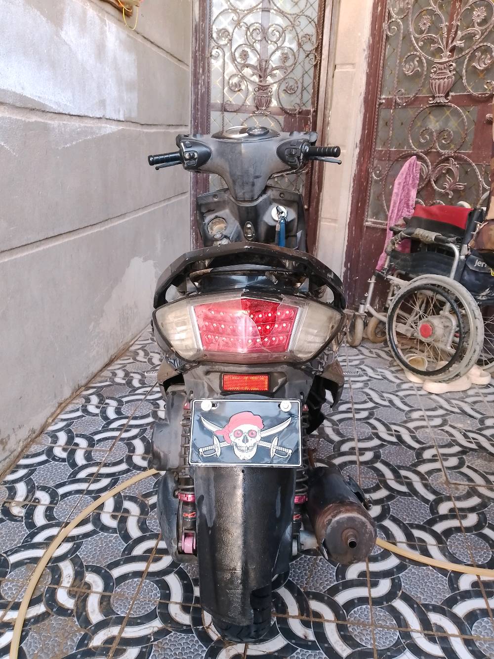 سكنس فحل نوزل خطين طلاعات 
الدراجة ما مفتوحة ولا تبخير ولا تنقيص 
بيهة نقوصات بسيطة 1قبق بانزين 2واقية مال صالنصة 3كشن 
رايدها ب 600وبيها مجال العنوان الكاضمية 