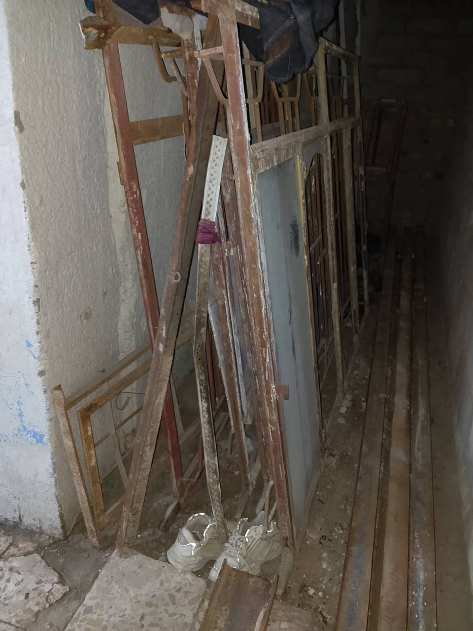 السلام عليكم متوفر ابواب وشبابيك حديد ثقيل وباب خشب وباب رئيسي
***********
