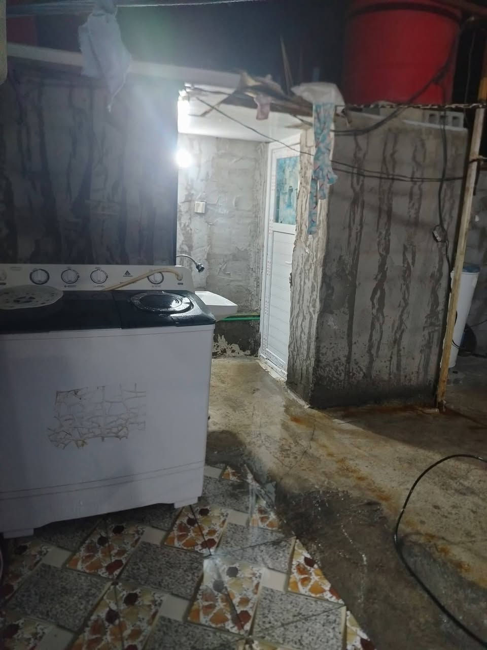 سلام عليكم بيت للبيع طابو زراعي سند 25مساحه 185متر يتكون من غرفت نوم وصاله ومطبخ وصحيات وطارمه وبيت ركن مكان مسيب طريق ابو جاسم حي الشهداء التواصل ***********السعر 81وبي مجال
