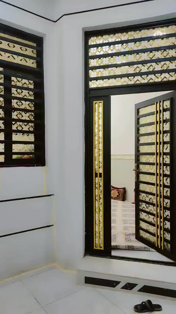 دار للبيع المساحه 125م  شغل هندسي درجى اولى البيت بيه غرفتين وصاله ومطبخ وستقبال وصاله في الطابق الثاني بناء حديث صب مكان البيت دوانم دور النفط كل الخدمات كامله حتى تبليط انه مكلف بنشر خابر على الرقم  ***********
