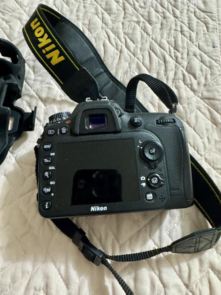 للبيع (Nikon D7200 كسر زيرو + عدستين + بكج ملحقات)

السلام عليكم.. 
للبيع حزمة تصوير احترافية متكاملة "شلع قلع" تناسب المصورين وصناع المحتوى، القطع اختيرت بعناية والحالة العامة ممتازة جداً.
المحتويات والتفاصيل:

1 جسم الكاميرا: Nikon D7200 الأسطورية، نظافة ممتازة جداً، عداد الشاتر قليل للغاية (5,125 ضغطة فقط) استخدام خفيف جداً كسر زيرو. يجي وياها:
 البطارية الأصلية: نظيفة جداً وتحتفظ بالشحن بامتياز.
 الشاحن الأصلي الجداري: من نيكون موديل MH-25a لجلسات الشحن الأساسية والسريعة.
 شاحن سيارة إضافي (Premium Tech): مع وصلة القداحة للشحن أثناء التنقل وفي السفر والرحلات.
 ذاكرة التخزين: رام Toshiba أصلي بحجم 32GB Class 10 سريع ومستقر جداً للفيديو والصور.

2 العدسة الأولى (الشاملة): Nikon AF-S 18-140mm f/3.5-5.6G ED VR عدسة شاملة لكل الأغراض مع مانع اهتزاز ذكي وغطاء حجب الإضاءة (Lens Hood).

3 العدسة الثانية (عدسة التقريب الخارقة): Sigma 70-300mm f/4-5.6 DG Macro، مخصصة لتصوير الطيور، الرياضة، والبورتريه مع عزل خلفية سينمائي مميز وخاصية ماكرو مدمجة، نظيفة جداً ومعها الـ Lens Hood الأصلي.

4 فلاش استوديو خارجي: Vivitar DF-4000 Bounce Zoom Slave Flash (جديد تماماً غير مستعمل بالكامل في علبته).

5 طقم فلاتر احترافي: K&F Concept (تحتوي المحفظة على فلاتر ND للتعريض الطويل، FLD لتصوير النيون، وفلتر استقطاب CPL لمنع الانعكاسات وزيادة زرقة السماء).

6 مقبض فيديو سينمائي: JJC HR-DV Pistol Grip لثبات هائل أثناء تصوير الفيديو وتوجيه الكاميرا.

7 حلقات تصوير الماكرو: Extension Tubes (طقم 3 أحجام 12mm, 20mm, 36mm) لتحويل العدسة لتصوير أدق التفاصيل وقريبة المدى.

8 حوامل التثبيت: * حامل ثلاثي القوائم احترافي Xit Photo 50" Tripod مع مقبض حمل ورأس فيديو سلس وحركات بانورامية ناعمة.
 حامل أحادي تلسكوبي Yunteng Monopod ممتاز للتنقل والتصوير السريع والملاعب.

9 الصوت والتحكم:
 مايكروفون ستيريو خارجي MIC-01 صوت نقي للفيديو ومعه إسفنجة حجب ضوضاء الهواء.
 ريموت لاسلكي التورا (Altura Photo) للالتقاط عن بُعد ومنع اهتزاز الكاميرا.
 كابل تحكم سلكي JJC مخصص للتايم لابس والتعريض الطويل.

10 الحماية والصيانة:
 كفر حماية سيليكون كامل (Body Guard) بلون أسود متوافق تماماً لحماية جسم الكاميرا من الصدمات والخدوش وعرق اليد.
 فلتر حماية Kenko UV (58mm) علبة منفصلة لحماية زجاج العدسة.
 منفاخ هواء سيليكون مخصص لصيانة وتنظيف العدسات والمستشعر من الغبار بأمان.
السعر المطلوب للمجموعة كاملة: [ 1,300,000 دينار عراقي].
وبي مجال 
للتواصل *********** وتساب
