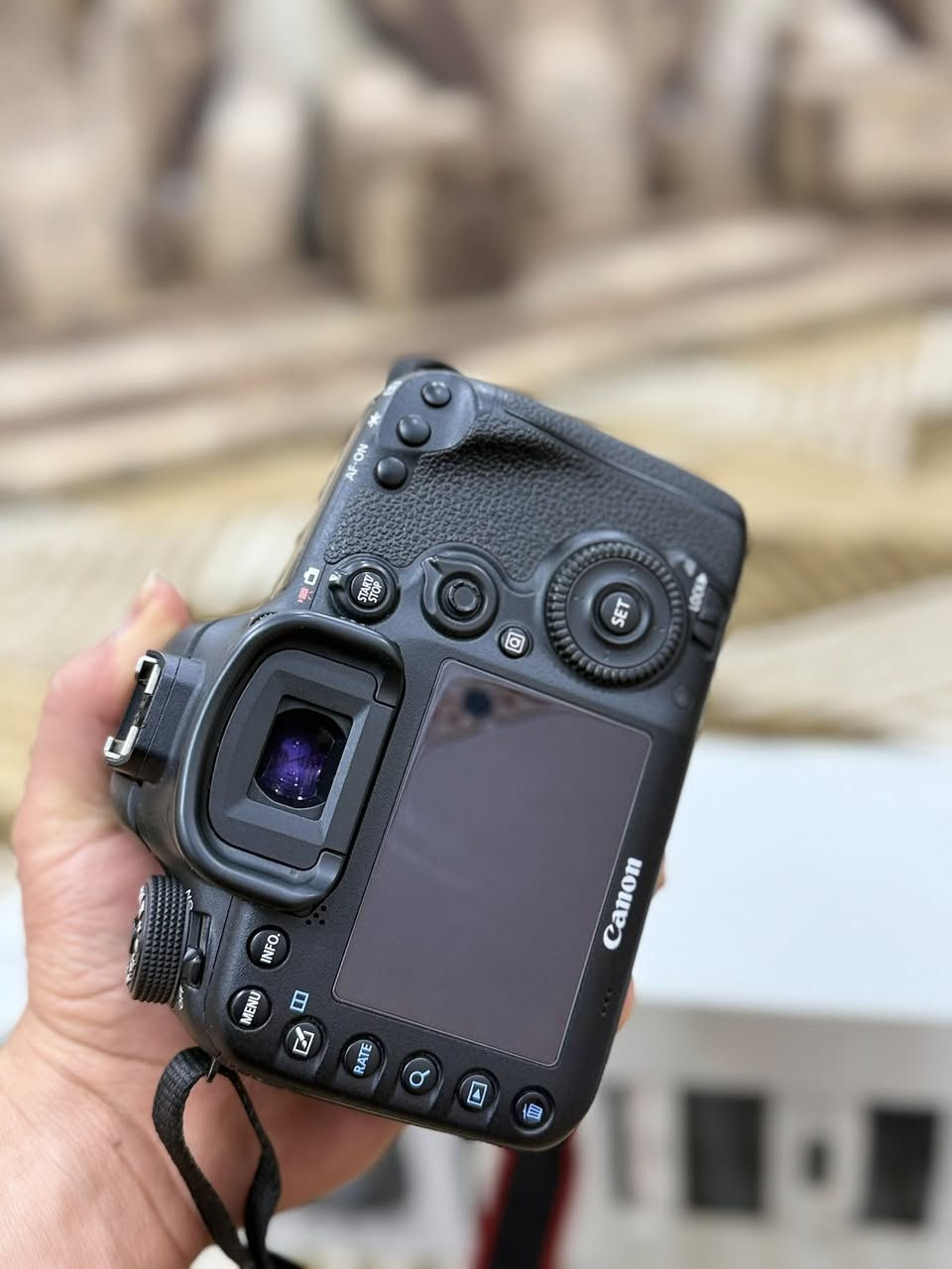 كانون 7D مارك 2 نظيف جداً
عدسه 70_200 دبل استبيلايزر صدار الثالث نظيف جداً ع ايدي كراتين غراضه الأصليات موجوده 
المكان ميسان ***********
