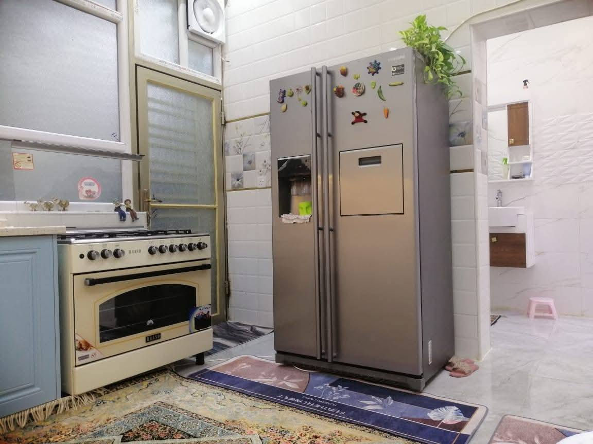 سلام عليكم بيت جديد مساحه 109 متر ثلاث طوابق خمس غرف نوم بناء درجه اولى وحديث مكانه خلف مول الحارث ع صوب گراج الأحياء كهرباء طوارئ مستمره سعر 370 صار سنه ونص كمل بناء *********** /***********
