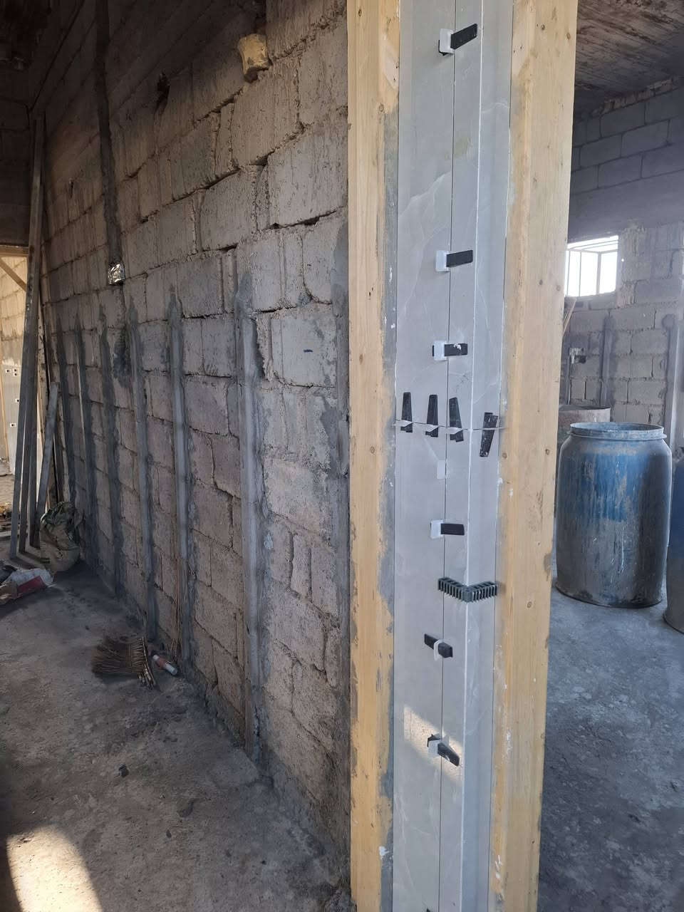 جانب من أعمالنا المستمرة فى  بغداد، حيث نعتمد أحدث التقنيات في تركيب جدران البورسلين باستخدام المادة اللاصقة ونظام التسوية System) (Leveling لضمان استقامة مثالية وشكل عصري يدوم طويلأ.
ابو عزام *********** 
ابو جود ***********
