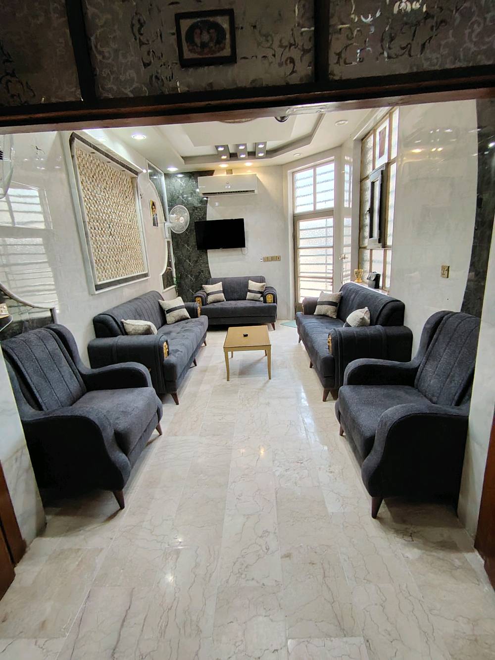 اللهم صلِ علىٰ محمد وآل محمد 
السلام عليكم
🏠الدار للبيع المساحة 100متر طابقين الواجهة 5م والنزال 20م
-الشارع بعرض 15 متر

🌏الموقع النجف حي الجامعة منطقة ال 28 قرب مدرسة الرفاه🏫.

يتكون الدار من :
   3️⃣ غرف نوم
و 3️⃣ صحيات داخلية وخارجة

يتكون:
الطابق الأرضي من استقبال وصالة ومطبخ وغرفة وصحيات داخلية وخارجية
والطابق الاول غرفتين وصالة وصحيات
والطابق الثاني بيتونة وسطحين

للأستفسار الأتصال📞: 
(***********) اتصال☎️ او واتساب📲