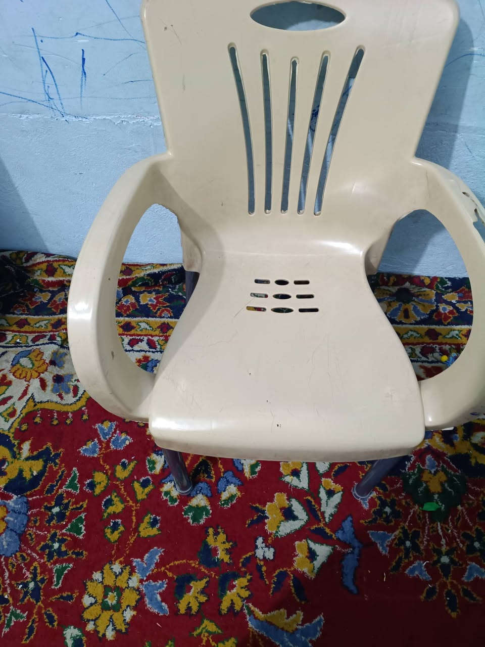 غراض للبيع مع ميز مكتبي سعرة ٢٠ الفقنفات عدد٣ رصاصي سعر ٢٥ والكراسي سعر ٨ الكرسي الاستفسار ***********
