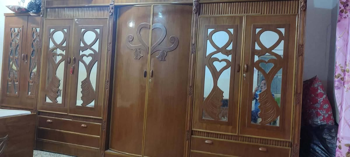 سلام عليكم غرفه اخشاب للبيع السعر ٦٠٠ اوبيها مجال للتصال بالرقم ***********
