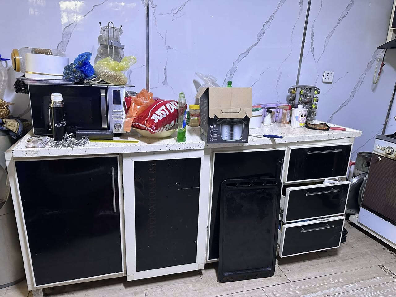 السلام عليكم للبيع كاونتر كامل مع بار 
اخوان الكاونتر كلش نظيف ترا بس لان هوسة هيج مبين بس كله شغال وسطح كوارتز ثقيل ما ناقصه شي 

سعره ب ٦٠٠ الف قفل واكو بعد عندي طباخ وبراد وثلاجة للبيع 

الي يريد يدخلي خاص يجي يجيب سيارة يحمل ويروح
