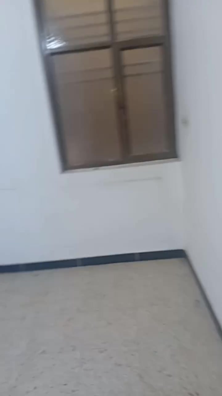 شقه سكنيه حديثه للأيجار الطابق الاول
تحتوي على مدخلين وصاله ومطبخ معزول وغرفتين نوم وحولي كبير مع خدمات وبالكونه..السبع ابكار قرب سوق السمكه 
دلاليه اللهيبي ***********
