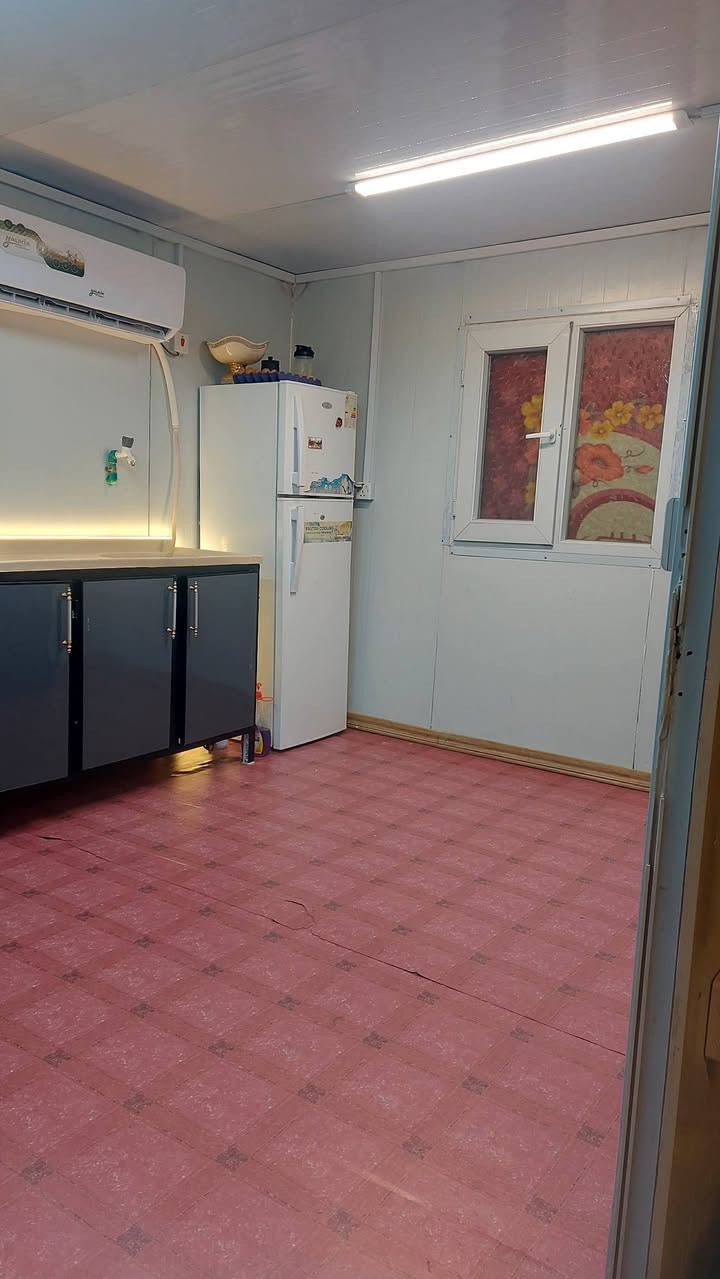 السلام عليكم ثلاجه للبيع نضيفج جدا وماطابه تصليح حجم وسط السعر ١٢٥ قفل  البصره القبله 
***********
