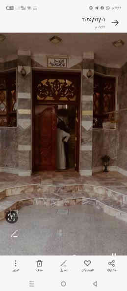 السلام عليكم بيت للبيع أو للايجار المساحة 300 متر طابو زراعي سند 25 طابقين أربعة غرف  نوم وهول وصاله ومطبخ وصحيات وطارمه العنوان شارع ستين قرب مجسر الثوره خلف حلويات ريف دمشق قريب على شارع ستين تفاصيل اكثر مكتب حكيم عبدالله للعقار والمقاولات *********** بي واتساب أو خاص موجود
