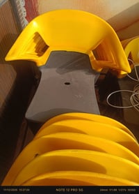 كراسي نظاف جداً نوع الثقيل كلهن لون واحد اصفر واسود مال مطعم اشتغل شهر...