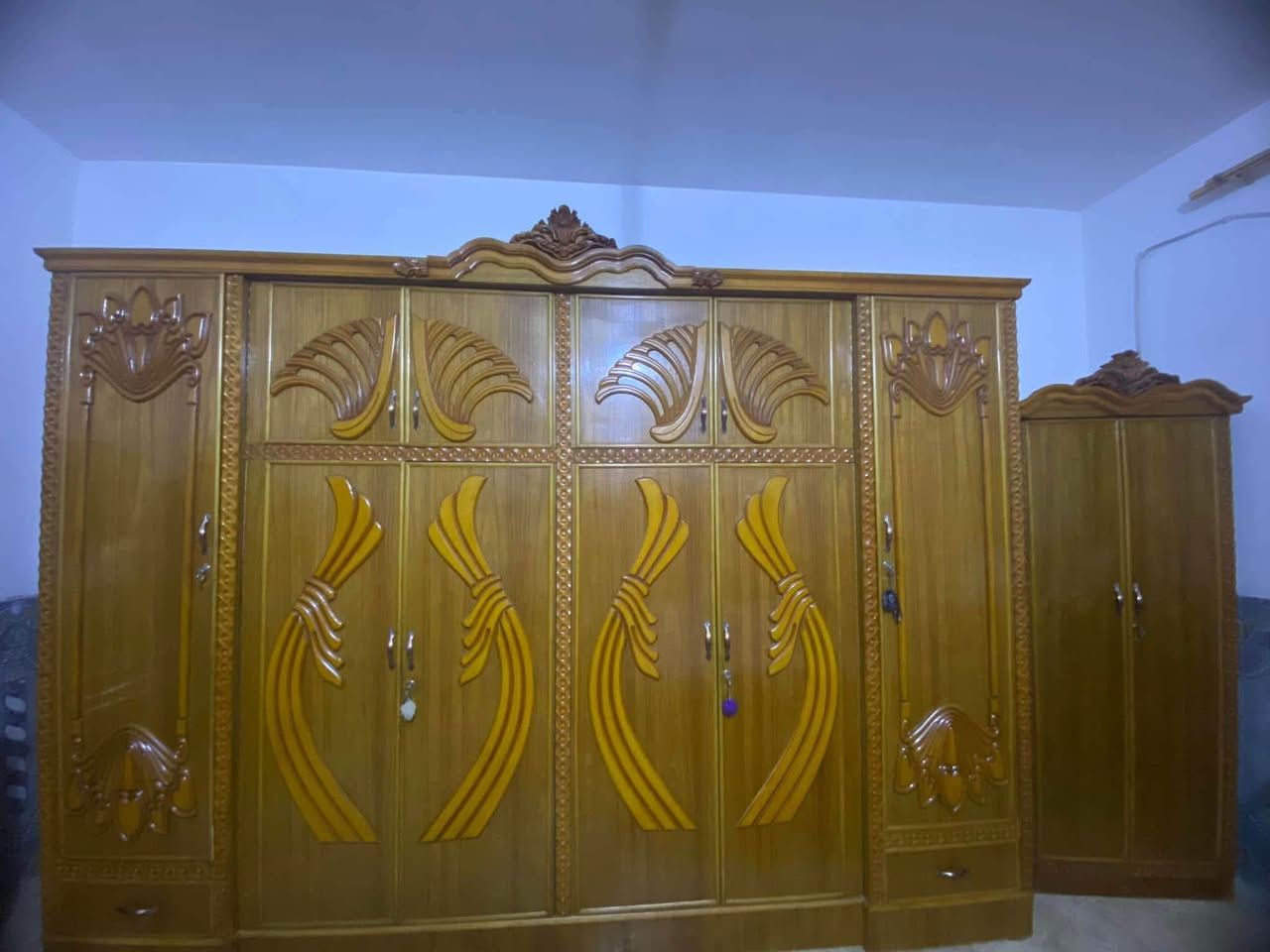السلام عليكم صناعه عراقيه تسكام نضافه عاليه جدا أي ضرر ما بها مكونة من سبع قطع كانتور ست بيبان￼
‏مكان بغداد البلديات اي استفسار خاص  ￼


**إذا كنت صاحب هذا الإعلان وتريد حذفه لأي سبب، رجاءا أرسل رسالة إلى الدعم الفني**
