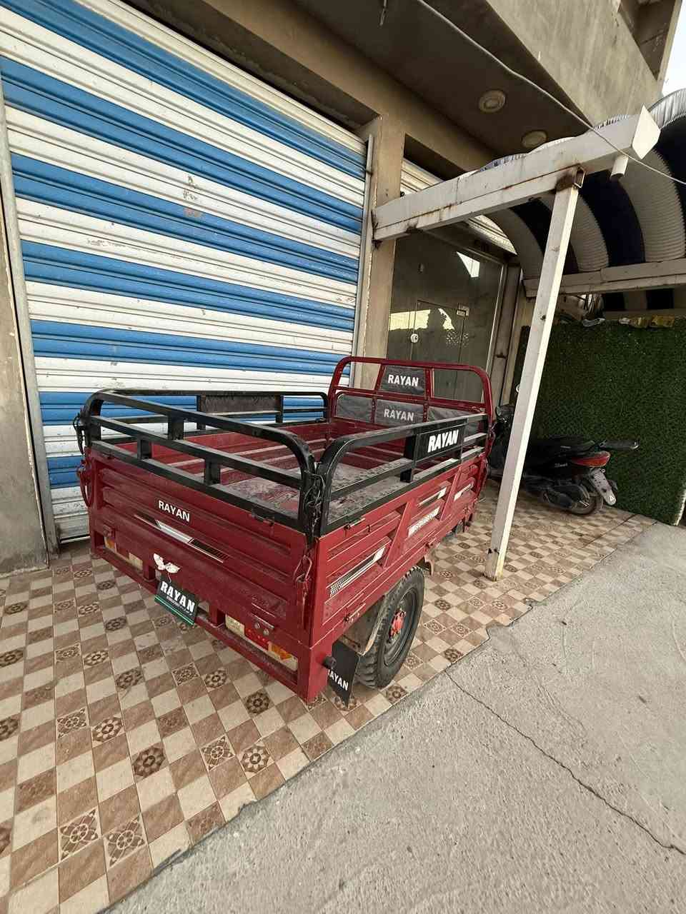 سلام عليكم للبيع ستوته شحن الريان موديل ٢٥ الحجم الكبير بطاريات كبار عدد ٦الستوته نضيفه واستعمال كشر تايرات بطاريات كله على البلاد مابيها اي خياس جديده بمعنى الكلمه السعر مليون و ٤٥٠ وبيها مجال للاستفسار خاص او على الرقم *********** مكاني بغداد سبع البور

