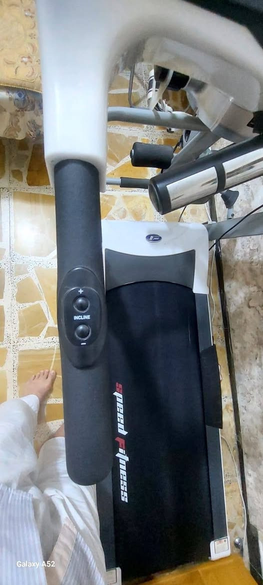 السلام عليكم جهاز جري نظيف جدا استعمال قليل.. الجهاز ماركة سبيد فتنس. دبل ماطور جبلي يتحمل وزن 180 كيلو غرام وبية جهاز رجاج حرق دهون البطن والخواصر وايضا شناو بطن شاشة لمس بيها قياس للسعرات الحرارية والمسافة المقطوعة وقياس نبضات القلب وبي سماعات خارجية مع منفذ اواكس للتواصل على هذا الرقم *********** يوجد واتساب
