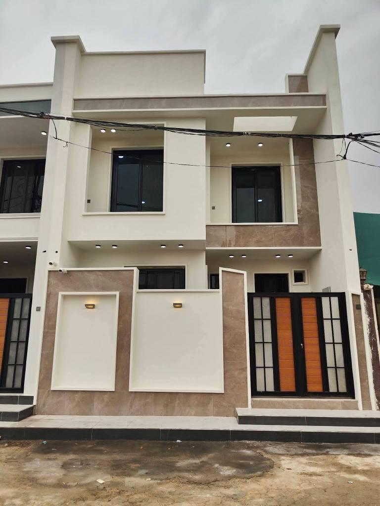 بيت للبيع في كربلاء شارع السيدة زينب ع قرب فندق البارون جار العباس 
 قريب للامام الحسين ع مساحة118متر. مع الاثاث      البيت بناء جديد بعده مامسكون  
طابقين 4 غرف نوم 3صحيات واستقبال وصاله ومطبخ 
كافة الخدمات تبليط عرض الشارع 10متر ماء مجاري كهرباء
شغل البيت درجة اولى البناء طابوك جمهورية كونكريت مسلح صب مركزي
ارضيه الطابق الأول بورسلين والطابق الثاني بورسلين 
ابواب الداخلية  تغليف تركي 
حداديه 2ملم وBVCمقطع تركي تفصال 
التاسيس الماء خلاطات دفن ماركت افياء طرادات دفن 
صبغ الواجهه بتك التركي 
ديكورات مغربي منظومه كامرات طابو زراعي قرار محكمة سند 25 الاستفسار اتصل واتساب  *********** *********** *********** كربلاء, العراق
