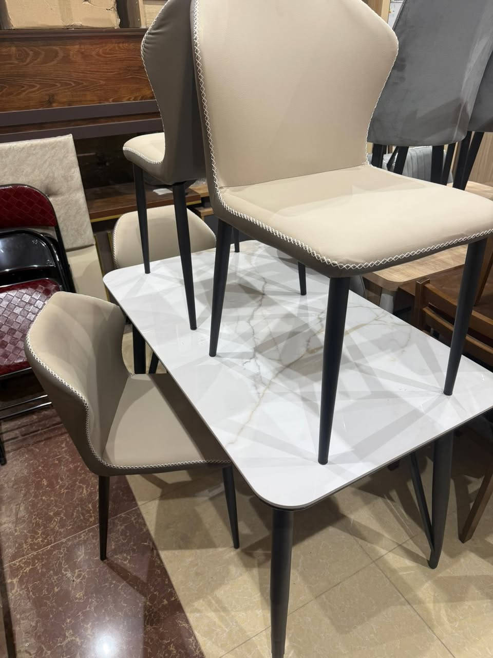 معرض صلاح آلدين للأثاث المنزلي للجمله والمفرد 
وصول ميز طعام مرمر 4كرسي جلد رجل حديد ثقيل 
درجه اولى يتحمل أوزان ثقيله بسعر جمله 
0***********
العنوان تكريت الزهور مقابل كليه تربيه البنآت مجاور تانكي المآء قرب غصن الزيتون
