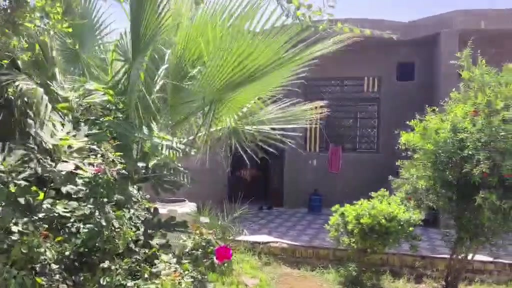 للبيع بيت المساحه 350متر كوت حي الحكيم شارع زرزور السعر 50 وبي مجال....عرض الشارع 12 متر عوزة فقط سكف المطبخ بياض 
البيت يتكون من غرفتين نوم  5×4.....وهول 10×5
ومطبخ 5×4....وستقبال6×5 وحديقه وكراج 
الشراي يدخل خاص انطي رقم راعيه


**إذا كنت صاحب هذا الإعلان وتريد حذفه لأي سبب، رجاءا أرسل رسالة إلى الدعم الفني**