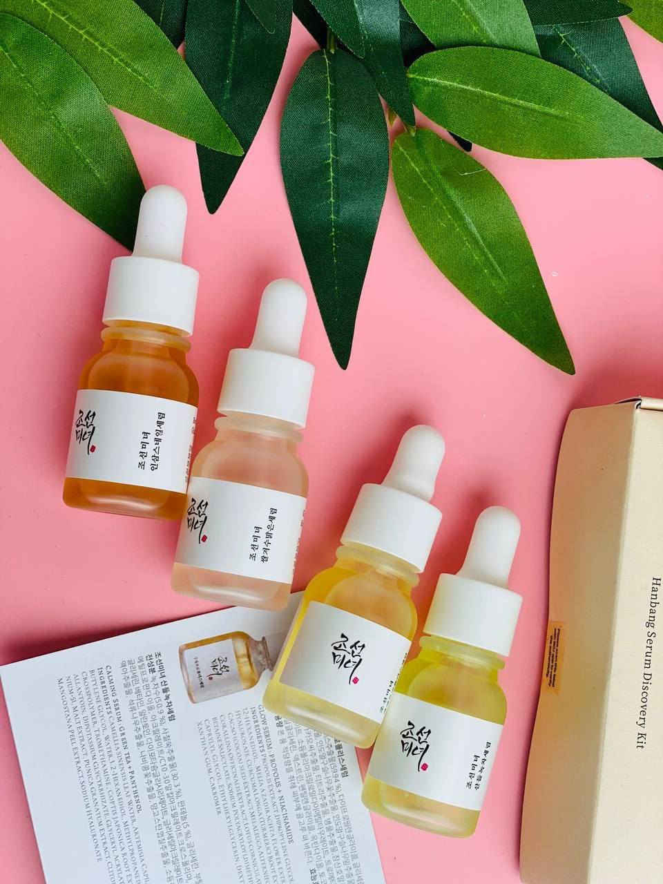 كت كامل كل سيرومات بيوتي اوف جوسون Beauty of Joseon 🇰🇷💯
مجموعة من السيرومات لمختلف مشاكل البشرة  مجموعه في علبه واحده لكل شخص عنده أكثر من مشكله بالبشره او شخص يحب يجرب اكثر من نوع الحل هو استخدام هذا ال kit 
✅يتكون من 👇✨
1-سيروم الاصلاح بلجينسينغ والحلزون
للبشرة التي فقدت حيويتها مضاد للتجاعيد والتصبغات. تم تركيبه للمساعدة في إصلاح الجلد التالف من خلال الجمع بين مكونين فعاله  الحلزون و ماء جذور الجينسنغ 
✅من فوائد السيروم✨
✔️ يرمم البشرة التالفة
✔️خفيف القوام وسهل الامتصاص
✔️يجدد خلايا البشرة ويساعد على ترطيب البشرة
✔️يقلل من ظهور التجاعيد والخطوط الدقيقة
✔️مناسب لجميع أنواع البشرة خصوصا العادية والمختلطة
2-لمشاكل البشرة المتعلقة بحب الشباب والبقع الداكنة.بالبروبوليس + النياسيناميد
✅سيروم بملمس يشبه العسل يعمل كمضاد لحب الشباب ومضاد للالتهاب مكون من مستخلص البروبوليس يساعد على تخفيف مشاكل الجلد، 2% من النياسيناميد يعمل على
موازنة الزيت والرطوبة، و0.5% من البيتين ساليسيلات يساعد على إزالة الدهون في المسام مخصص المحاربة الحبوب بالذات الحمراء يساعد الي دائماً بشرتهم تفرز دهون والي عدهم مسام واسع
3-سيروم كلو ديب يعمل على تفتيح البشرة وتغذيتها تخفيف اثار الحبوب يقوي حاجز البشرة الوقائي ومناسب لكل انواع البشرة
✅سيروم مائي وخفيف الوزن يساعد على معادلة لون البشرة عن طريق مزج 68.6% من ماء نخالة الأرز الغني بالأحماض الأمينية والمعادن ويساعد على إبقاء البشرة الجافة رطبة، و2% من الأربوتين الذي يمنع الإفراط في إنتاج الميلانين ويساعد على منع التصبغ وتفتيح البشرة
4-السيروم المهدئ بخلاصة الشاي الأخضر وبانثينول يساعد على تهدئة البشرة المتهيجة يرطب البشرة الحساسة التالفة بشكل فعال
يشكل حاجز للبشرة لحمايتها من فقدان الرطوبة
✅سيروم قوامه مائي لتحسين البشرة الحساسة والمتهيجة اغلب مكوناته مهدئة مثل الشاي الأخضر, السنتيللا والبانثينول الذي يشكل طبقة رطوبة على سطح الجلد لحمايته من الأشعة فوق البنفسجية والمحفزات الخارجية
#الاصلي المنشأ كوريا 🇰🇷💯


**إذا كنت صاحب هذا الإعلان وتريد حذفه لأي سبب، رجاءا أرسل رسالة إلى الدعم الفني**