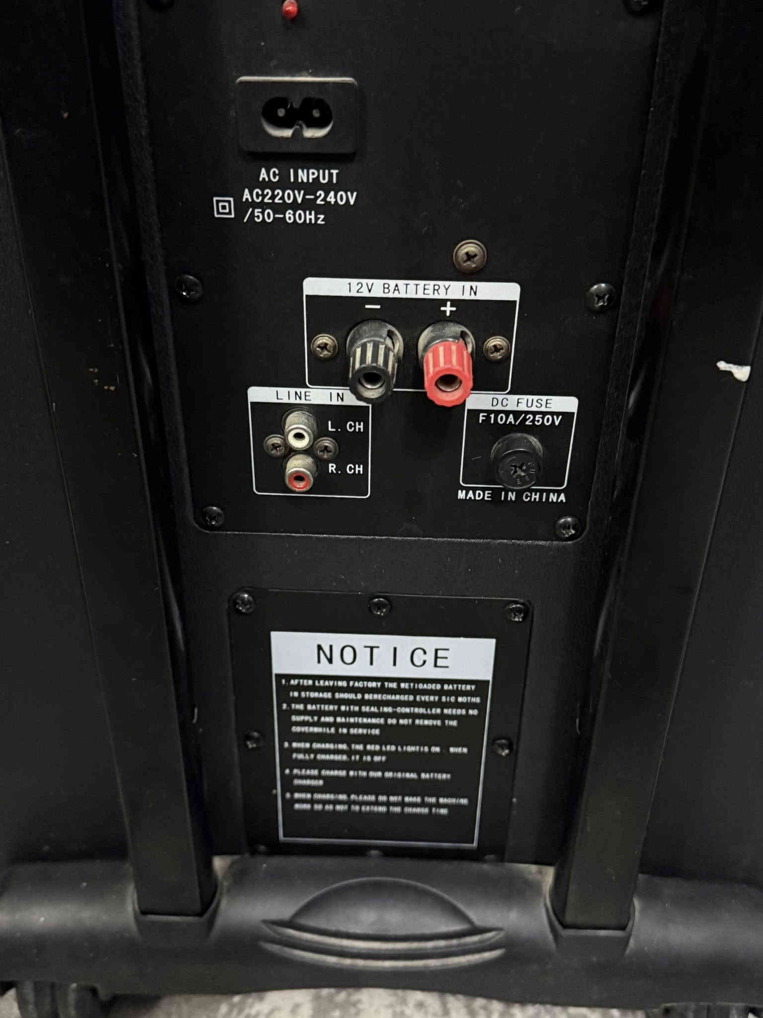 السلام عليكم للبيع
ديجي سبيكر 80 واط الوجبة الاولى ابو الشمعات ومايك يشتغل بطارية وكهرباء
شادله نظام بلوتوث ويشتغل اواكس
السعر 150 الف
عنواني بغداد / سبع ابكار 
للتواصل ***********
