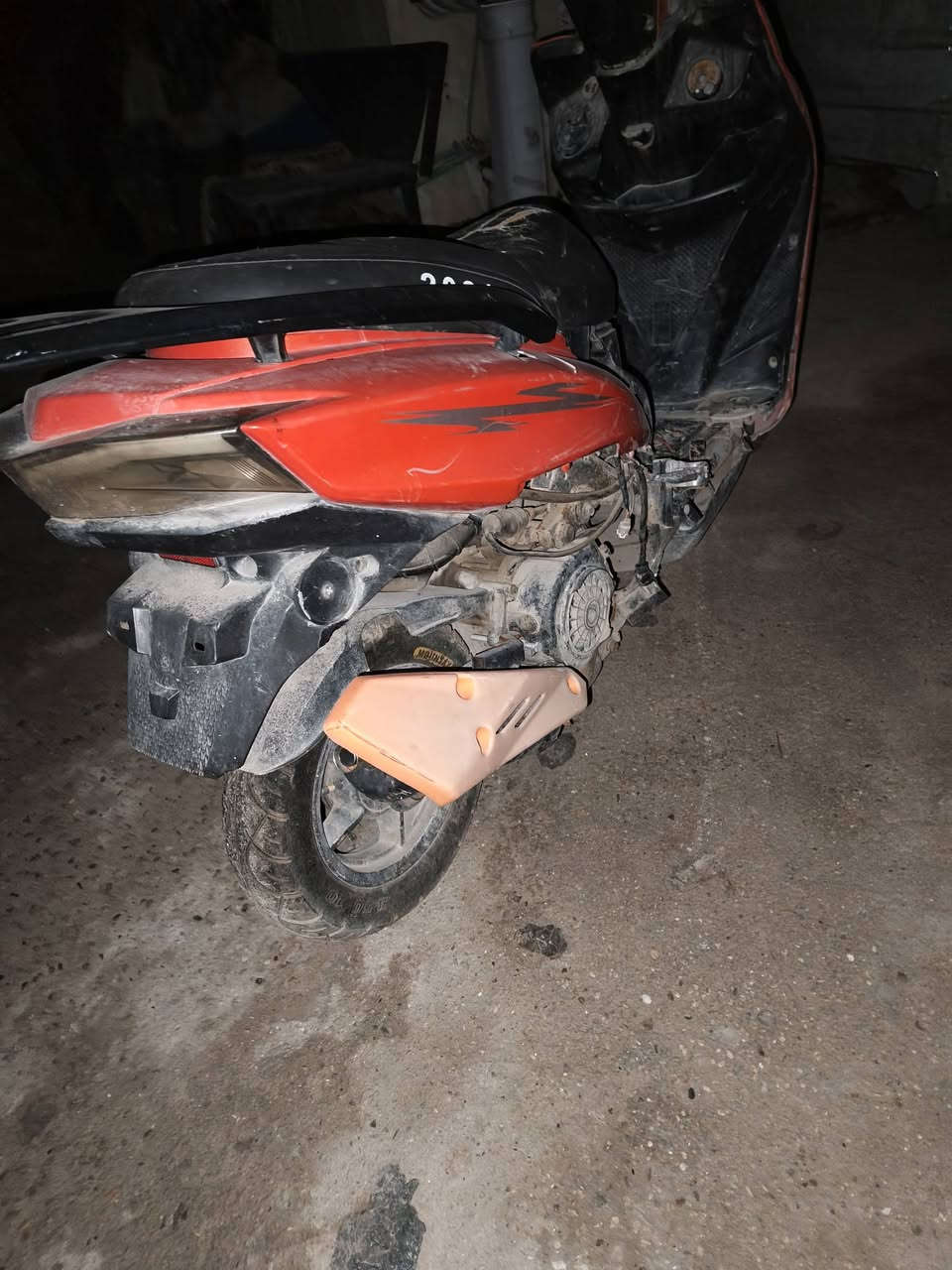 سلام عليكم دراجه للبيع مكينه مجفت مره وحده الدراجه مزوده صالنصه ويل مشيف سكنس شمعه عوزها بس باتري وسواد تره ما مغسوله سعر 200 الرقم ***********
