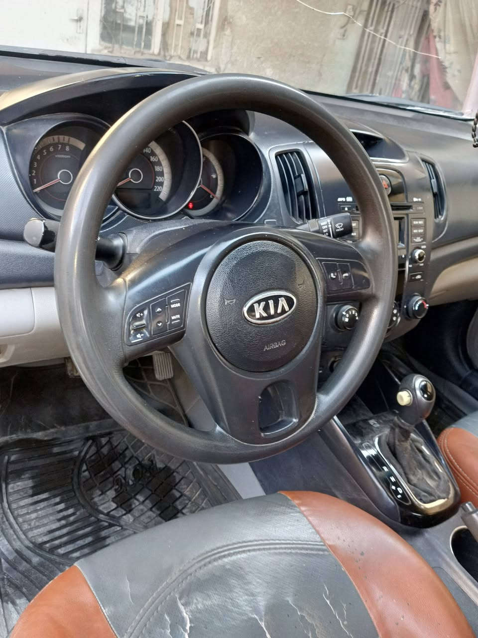 السلام عليكم
موديل 2013
سياره كيا سيراتو للبيع 
لون ابيض
محرك 1600
رقم بغداد
الإتصال ***********
