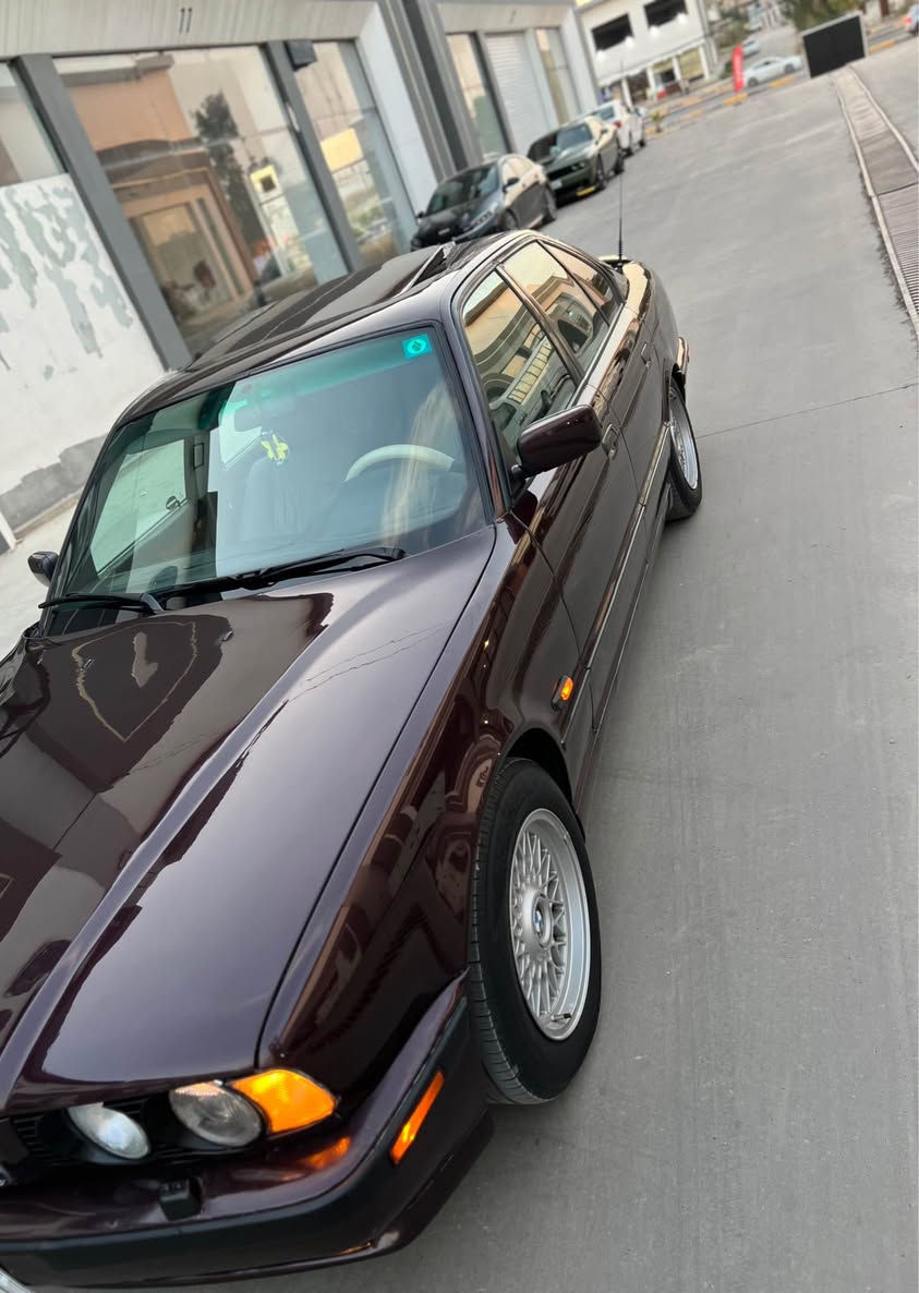 للبيع
BMW 
530-V8  مسكر اصل وفصل 
1994 اصل بدون تحديث 
Limited لمتد اصل فول

السياره مصبوغه عام للجمالية وموضح بالصور صفحات السياره كلش مرتبه 

1-بجم عريض 
2-مرايات منفصل بلاد 
3- سلايت طكتين اوتو شغال 
4- دعاميات M 
5- ويل خليه حجم 16 جديد 
6- سقف اسود
7-دبل ايرباك
8- دبل جكمجه
9-كمبيوتر 
10-قطعتين تبريد 
11- برده خلفيه 
12-داخل جلد بيجي كشنات+ابواب كارتير  
13-دبل كشن كهرباء +تكوات كهرباء 
14- تحكم ستيرن كهرباء شغال 
15- سيدي چنجر
16-اربعه جام اوتو
17-حساسات خلفيه شغال
18-ABS 

لايت بك لايت كله جديد

تبريد شرط ثلج 

كير شرط درجة اولى
محرك شرط درجة اولى 

السياره بدون اي نقوصات 

السياره باسمي 
سنويه جديد 
هزه+ فحص جديد 
رقم نينوى الجديد مسطره مشروع وطني تتحول بجميع المحافظات 

المكان نينوى 

السعر (88) وبيها مجال خابر وتدلل 

***********
*********** Singapore
