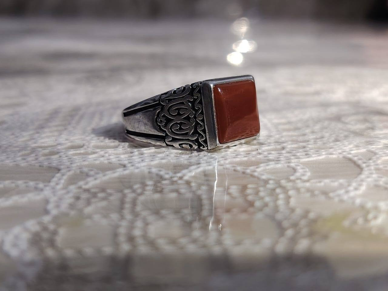 سلام عليكم ، محبس من السعودية عقيق (ما متأكد منه يماني ) فضة عيار (925) ، قياس 22 و 23 تقريباً 
مكاني كربلاء ***********
السعر 50 الف
