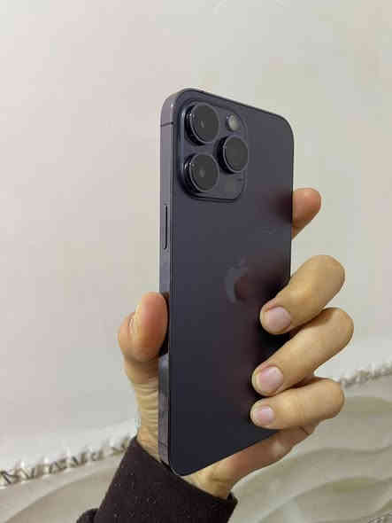 للبيع ايفون 14 برو ماكس اصلي نظيف جدا مابي ولا شخط  واصلي مامفتوح بطارية 85 كارتونته الاصليه ويا سعرة 875 الف ***********
