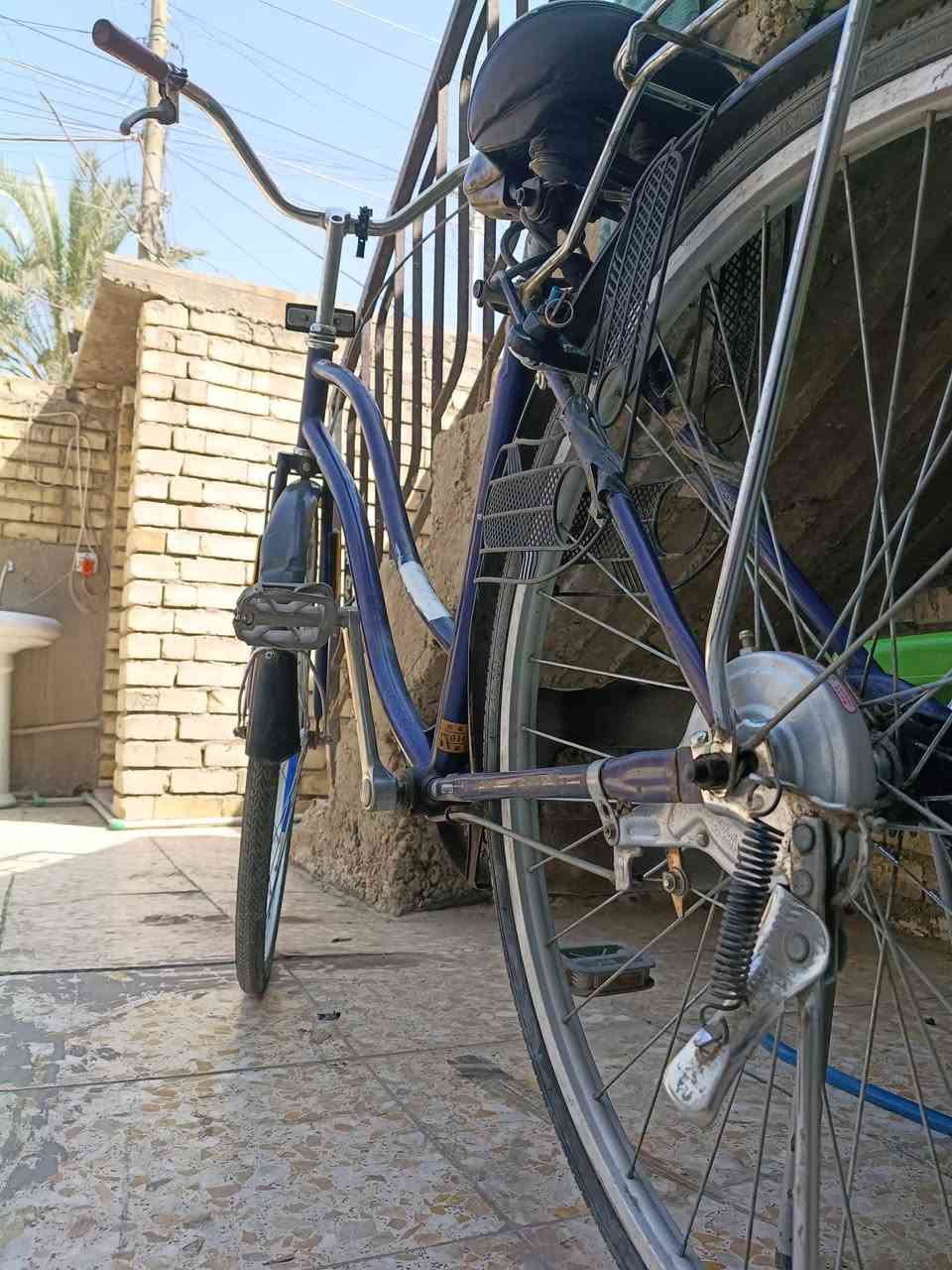 السلام عليكم بايسكل للبيع نضيف حجم 27 عايزه بس زنجيل السعر 75 مكاني بغداد العامريه الرقم ***********
