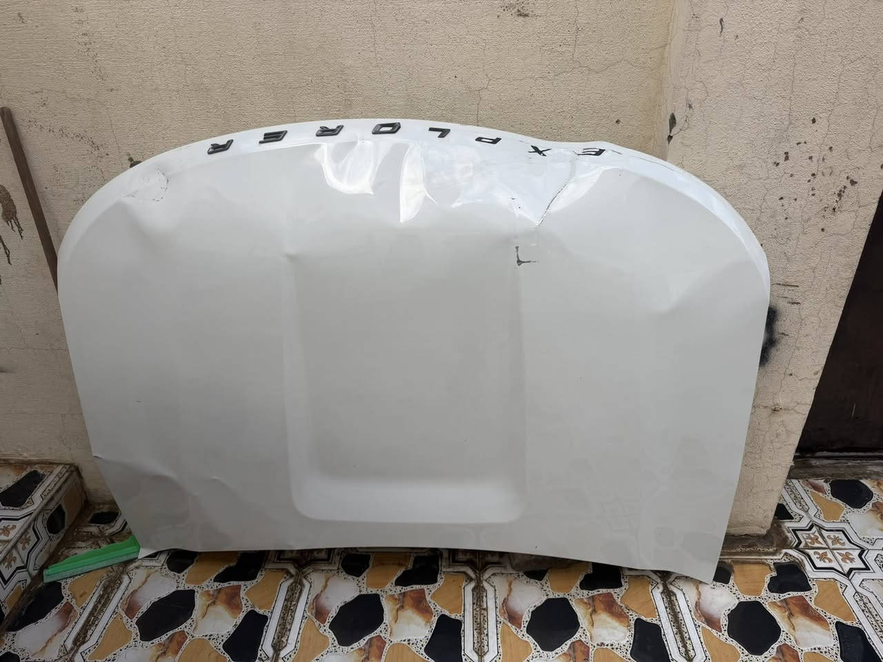 بونيد اكسبلور ابيضّ ثلجي بلادي مال 2024 ترهم لل 2023 هم بيه مكانين طعجات باقي على حاله للبيع مكانه كركوك 
***********
