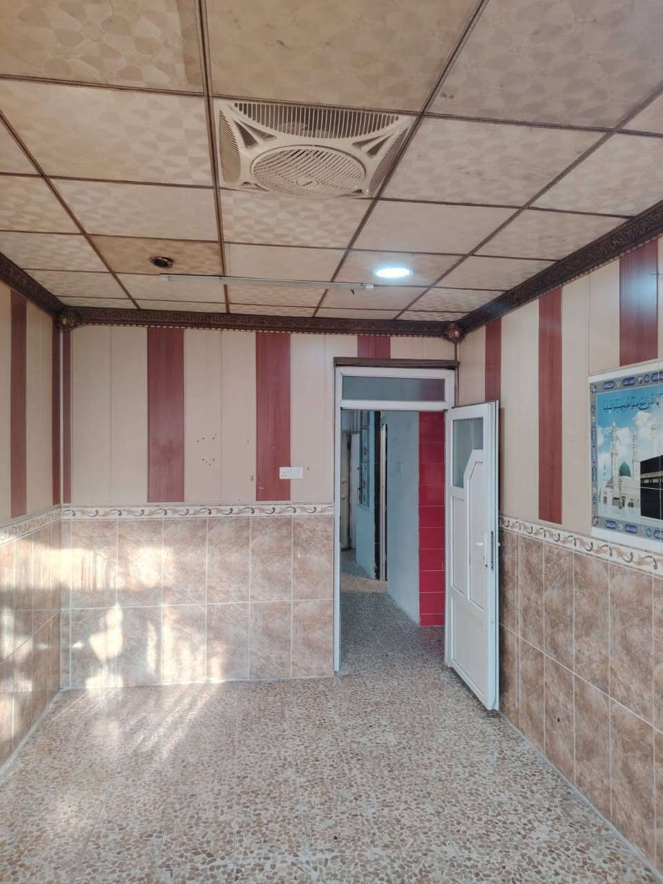 للايجـــــــــــار: 
دار سكني في حي النسابة جديده المفتي 
100متر طابق ونص 
((غرفتين نوم واستقبال ومطبخ وهول وصحيات)) 
خدمات كاملة. 
قريب عالسايدين
مكتب المهندسين للعقـــــــــار 
برهان 
***********
***********
