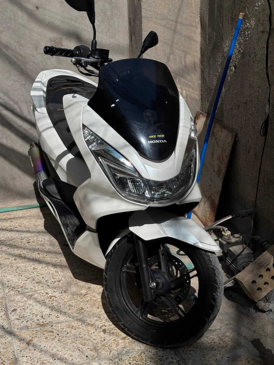 سلام عليكم PCX جيل الثاني ياباني JF
صارلهة شهرين من نازله كفاله الدراجه كفر ومكينه لوك
سويجات ثنين✅
الورقه مال مزاد✅
مكينه125✅
بالمزاد ماشيه 15k وهسه 20k يعني بالعراق ماشيه بس 5k 
حساس ستان حساس ازدحام✅
المنفيس والكتلوكات والعدة هم وياها
السعر16ونص وبيه مجال حك الجيه مكاني الامين الثانيه
شراي اتصل ***********
