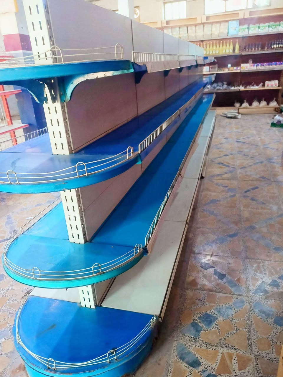 السلام عليكم 3 رف سفينة للبيع 
🔺2 منهن حجم 3 متر ونص 
🔷والازرك حجم7 متر 
🔶ورف جداري تلبيس حجم17 متر
نضافة فول عنوان نهاية حي اور 
‪0777 203 3919‬‏
***********
