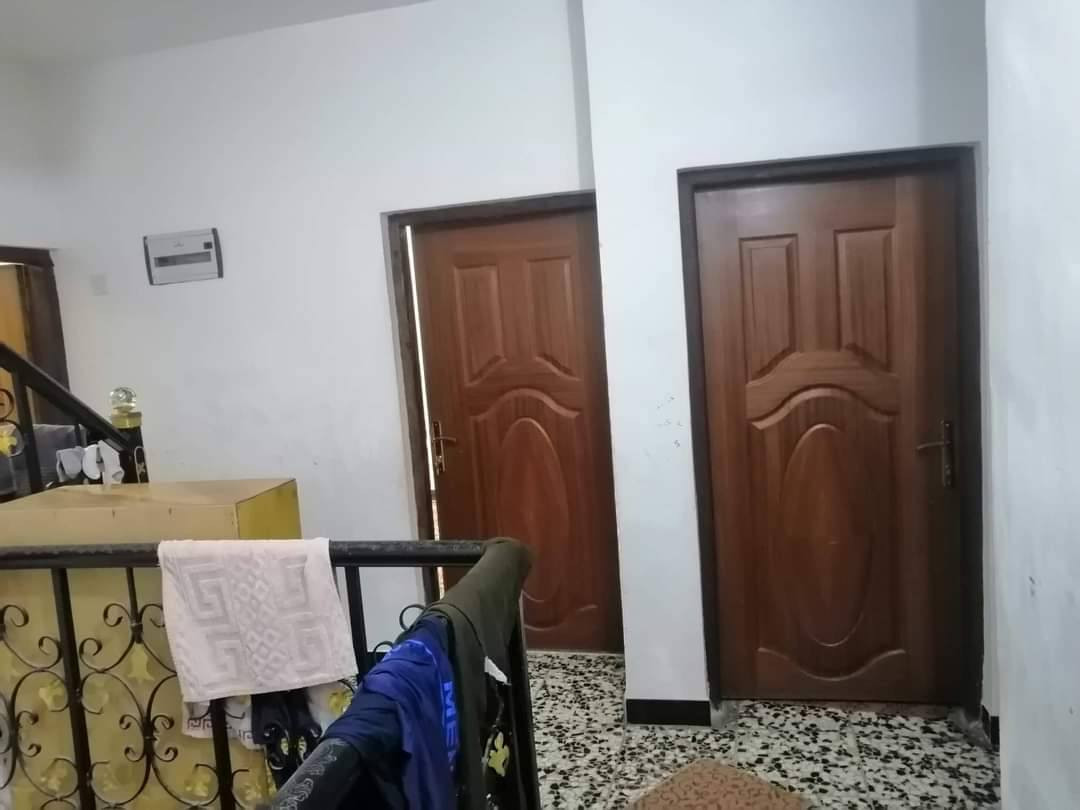 السلام عليكم الدار للبيع او للمراوس
المكان الدورة مقابل شارع ابو طيارة 
شارع نسائم النخيل بالوسط 
زراعي سند 25
من المناطق  المشمولة بقرار التطويب 
نقص الواجهة فقط 
كلشي قريب يمك مخضر اسواق افران 
حتى مستشفى 
المساحة 100 م
الواجهة 7.25 النزال 14 
يحتوي على 4 غرف نوم
مطبخ وحولي واستقبال 
وحمامات عدد 2 وتواليت خارجي 
عرض الشارع 10 م 
الدار بدون دلالية 
العقار باسمنا 
السعر على الخاص 
للاستفسار الاتصال على ***********
